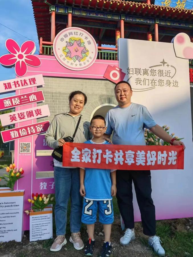 “最美家庭”代表参观“巾帼网红打卡地”