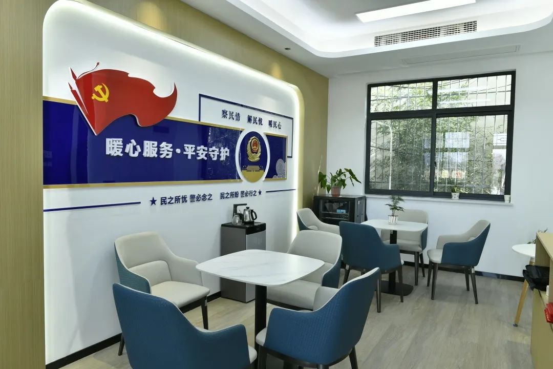乔村暖心警务会客厅76 "聊聊吧"议事台为干部与群众搭建了平等,自由