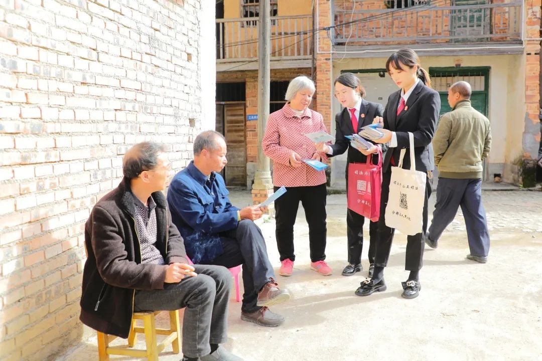 11月19日,宁都县人民法院石上法庭青年干警们来到安福乡助力乡村振兴