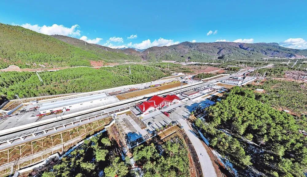 滇藏铁路丽香段参建各方9年奋战——穿山越岭克天堑 不畏艰险建通途