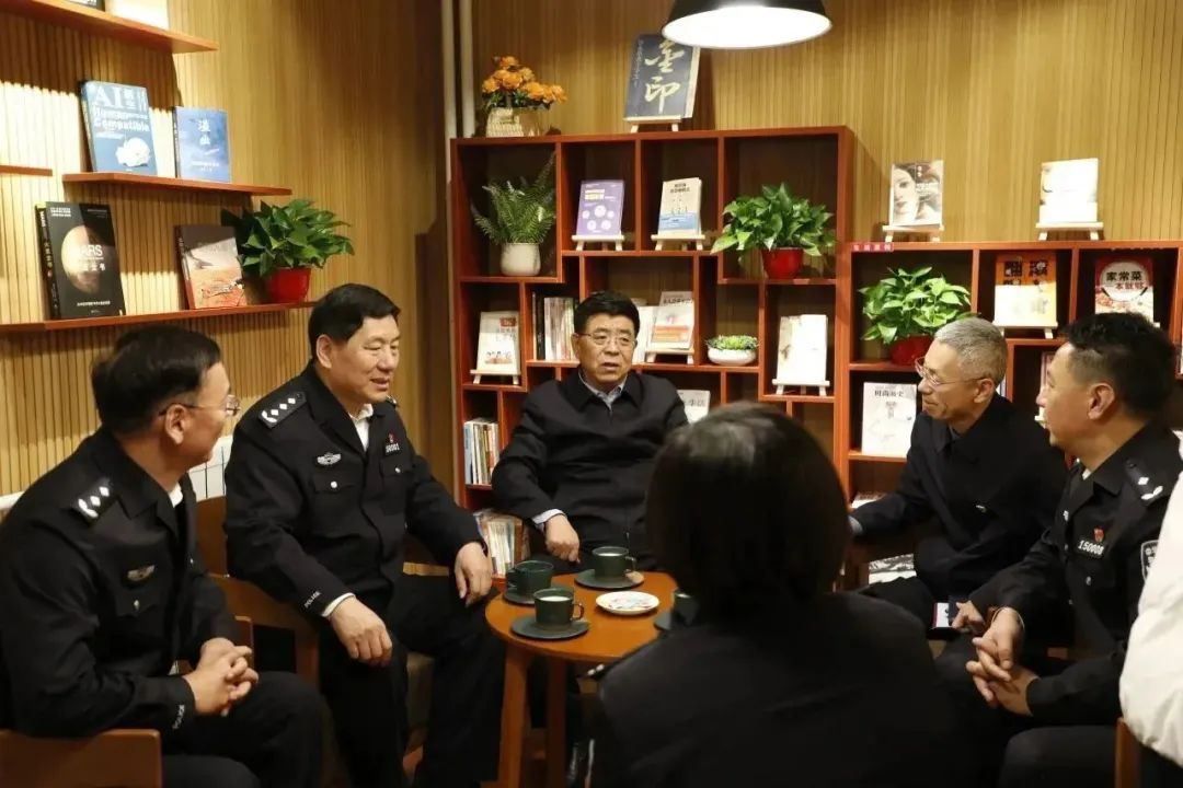 司法厅党委书记,厅长,监狱管理局第一政委白永平主持座谈.