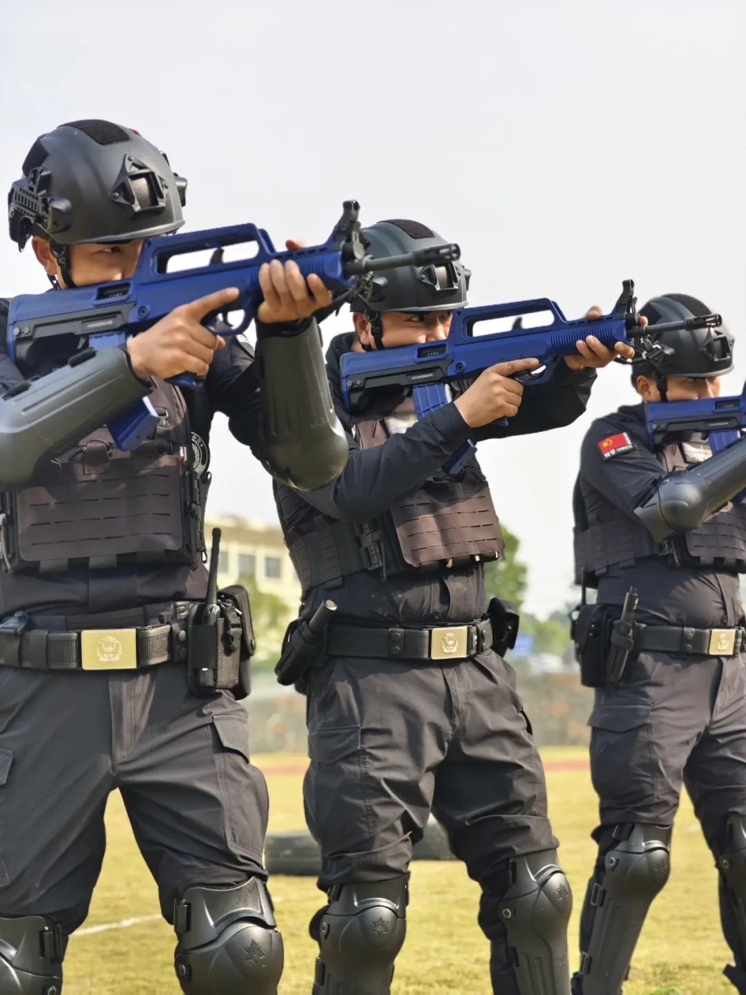 警察帅哥.武装图片