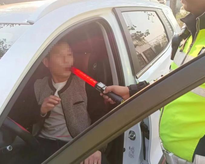 白色小型轎車進行酒駕檢測時,該駕駛人試圖闖卡被執勤民警成功攔截