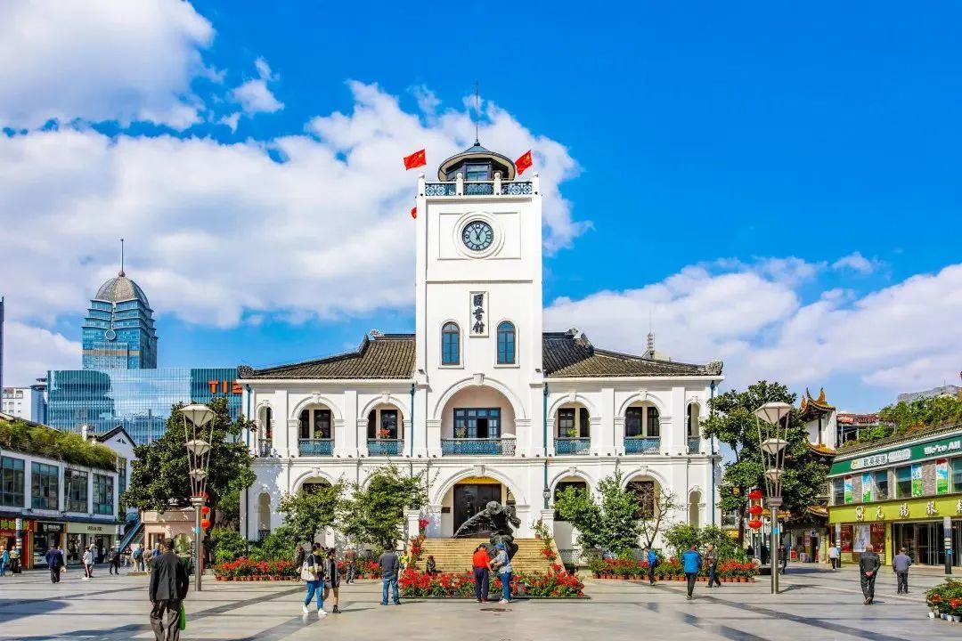 作为无锡"钟书房"市级示范点,位于崇安寺景区二泉广场上的老钟楼已