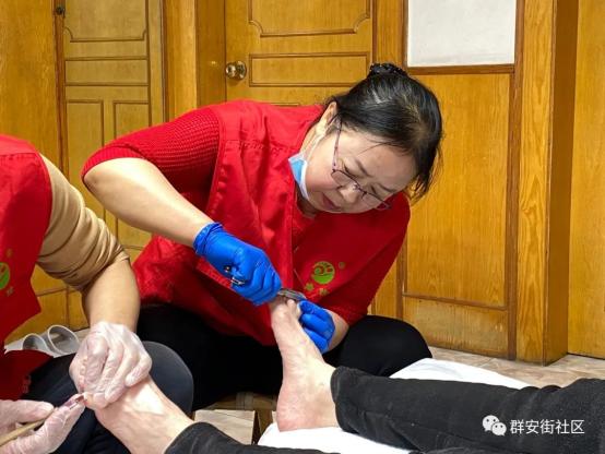 【网络文明】广阳区群安街社区开展暖心修脚进社区活动