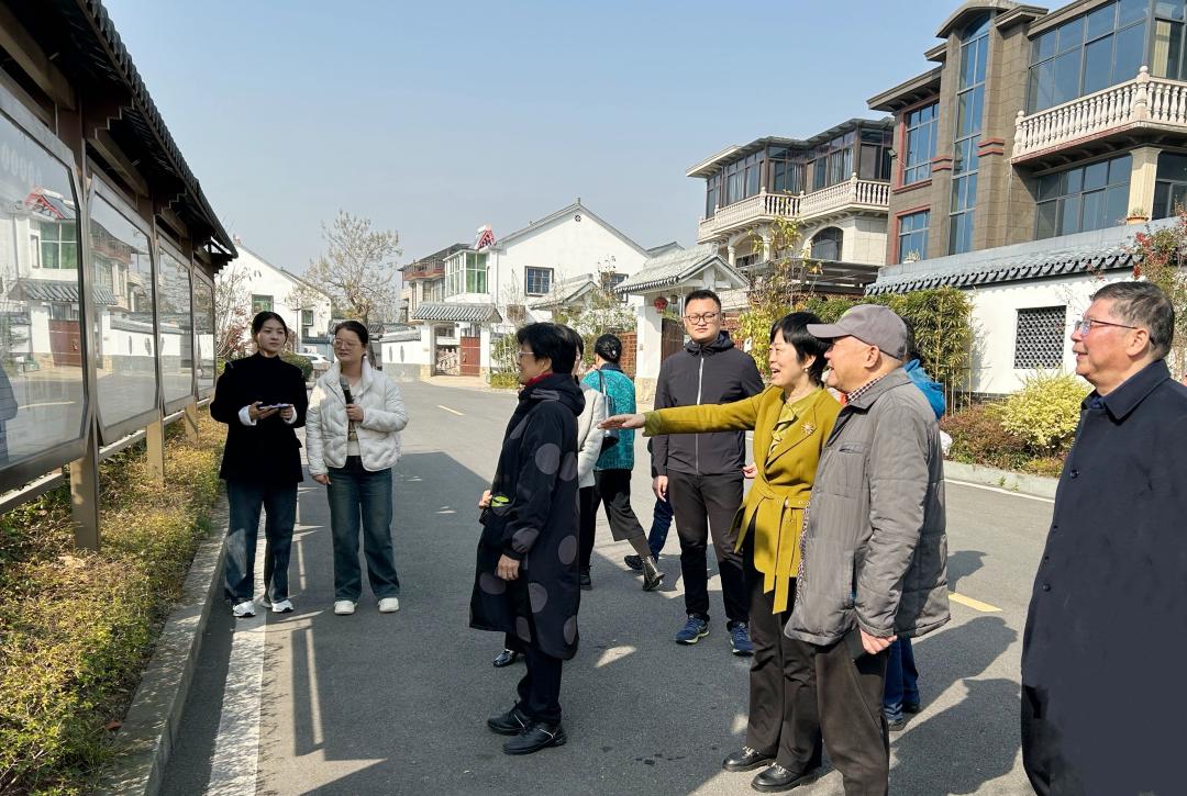 市民監督團一行實地考察了市婦女兒童發展中心,長興縣李家巷鎮石泉村