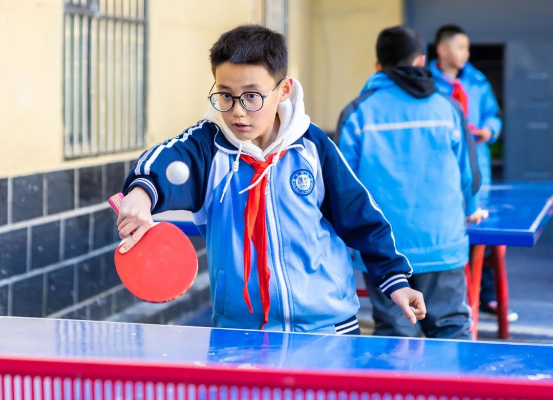 打乒乓球照片学生图片