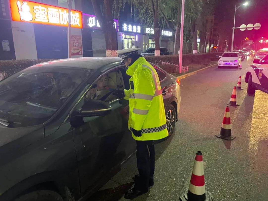 西宁交警开展酒驾夜查专项整治