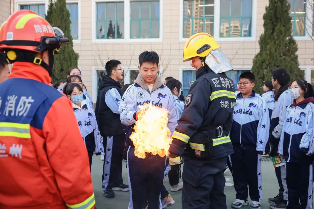 在慶陽分會場,消防員們正在生動地為同學們演示講解滅火器的使用.