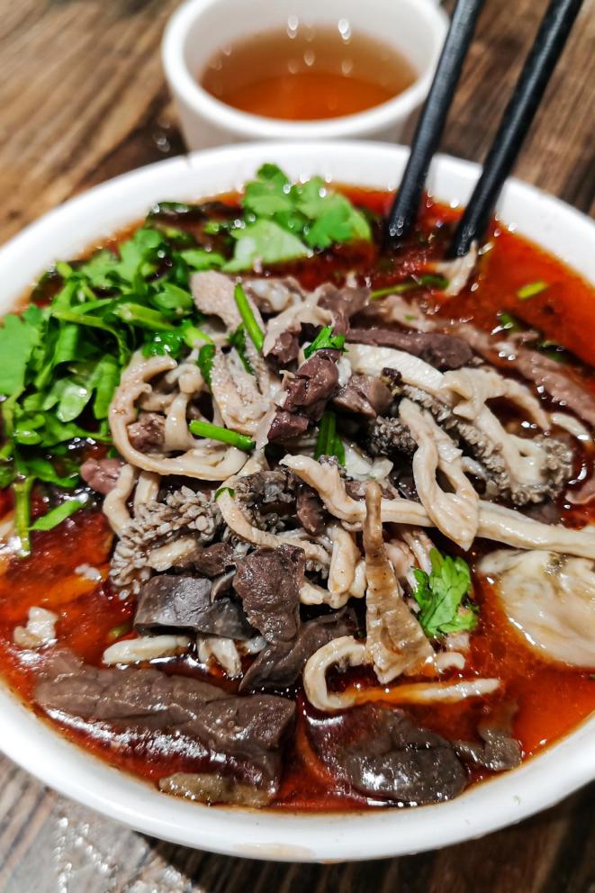 不见汤,而且肉的"垂直分布"程度令人惊叹:不仅分出了三红三白(心肝肺