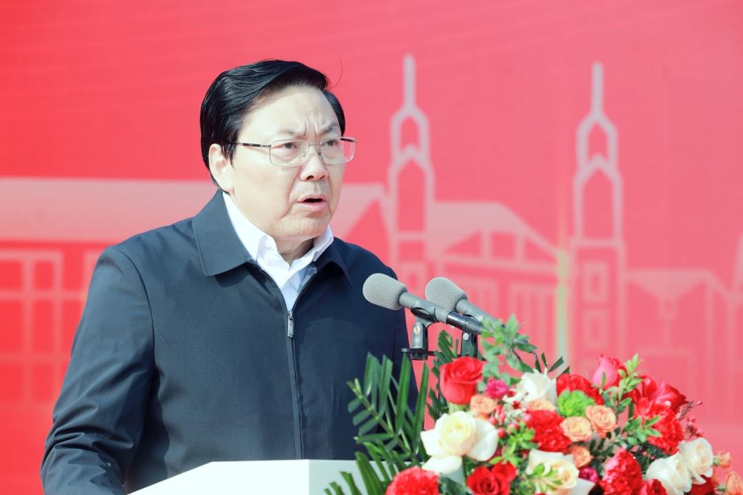 杨志杰先生宣读贺信家长代表滁州弗迪电池有限公司总经理田桂林发言