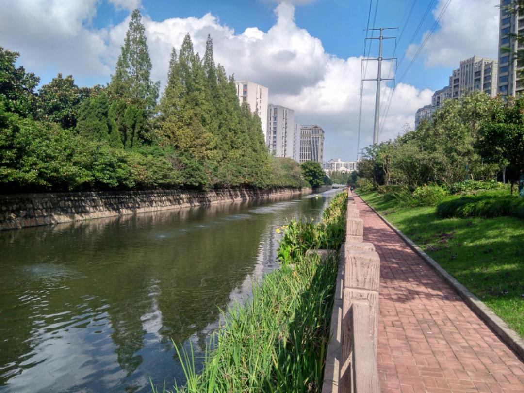 9米,沿河设有沿河人行步道,健身跑道等亲水便民设施.