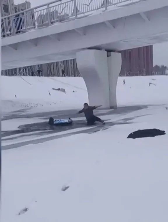 三个看不清脸的黑衣男子,上了热搜