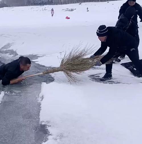 三个看不清脸的黑衣男子,上了热搜