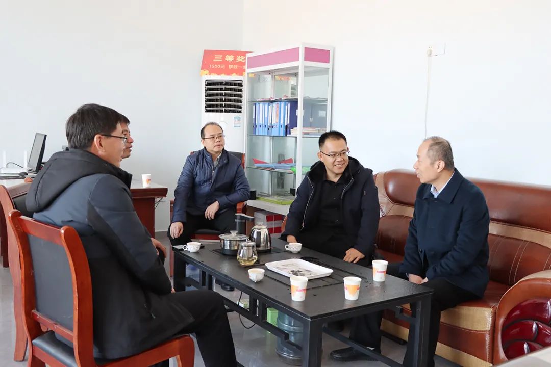 11月28日上午,利津法院党组成员,副院长王学臣等一行2人到帮扶村盐窝