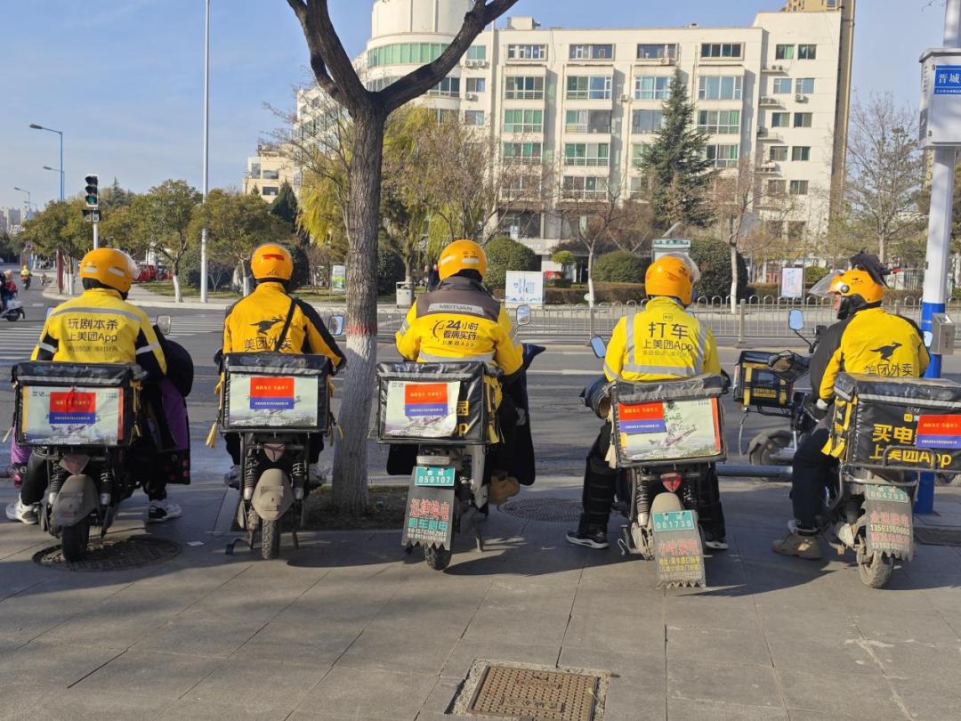 消防宣传月 | "骑"行上阵,美团外卖小哥给您送"消防大餐"!