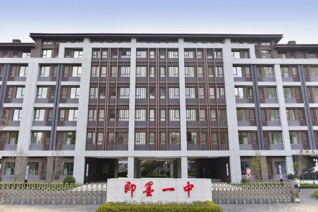 这是今年即墨一中全体师生收到的宽敞明亮的学生宿舍有序地排列着