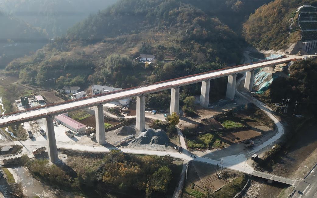 官坪隧道贯通10月30日大岭山一号隧道贯通10月26日"四隧一桥"捷报频传