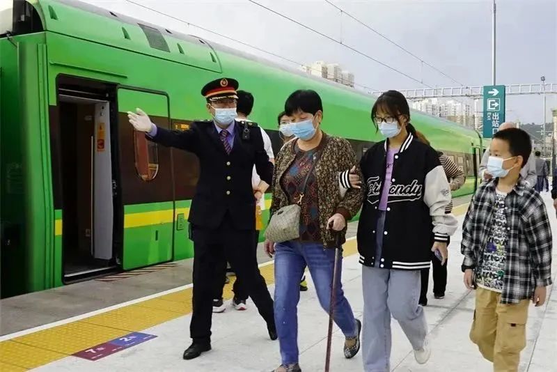 近年來,銅川東站對車站進站通道,站前廣場及照明等設施進行整修,及時