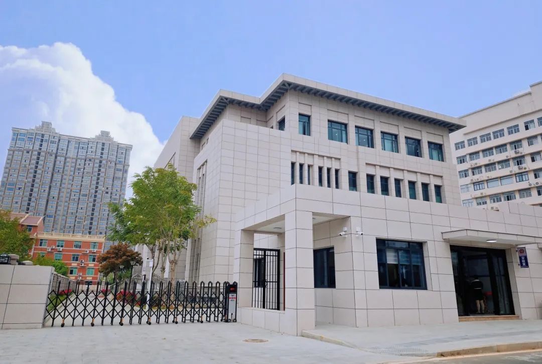 为满足人民群众日益增长的司法需求11月29日泉港法院全新审判业务办公