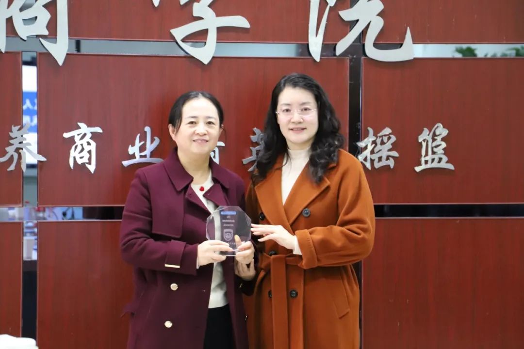 西安外国语大学商学院书记邓雯对长安区法院一行的到来表示欢迎和感谢