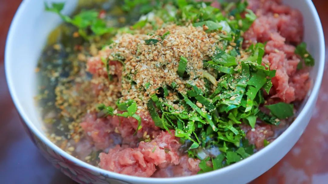油而不腻以水腌菜拌"红生",五花肉蘸猪血为主菜施甸县的杀猪饭图源:"