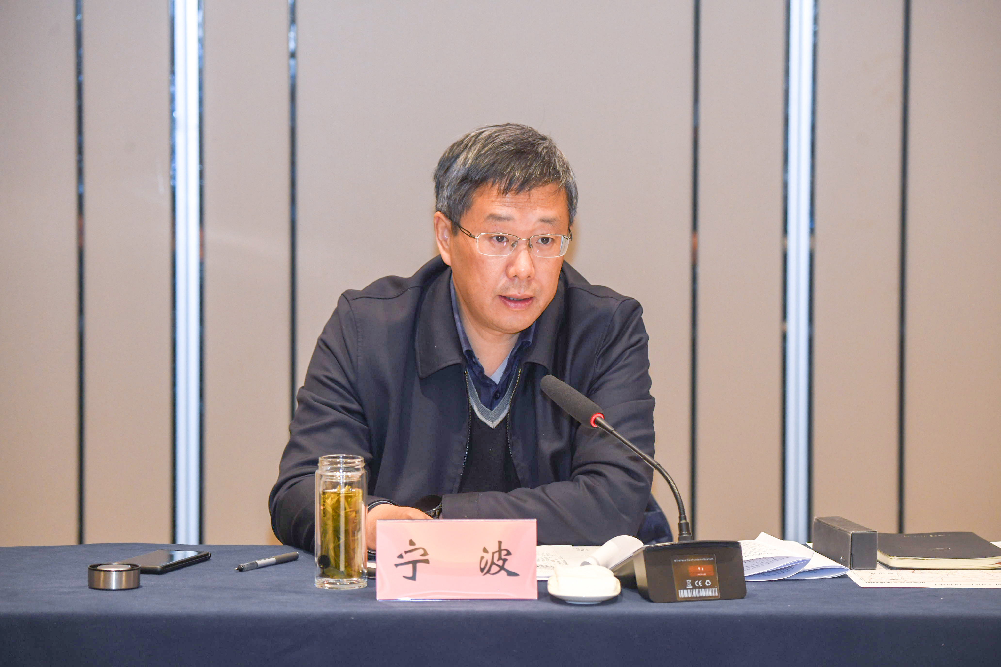 会上,南陵县委书记李新宇汇报了南陵县经济社会发展情况,提出了需要