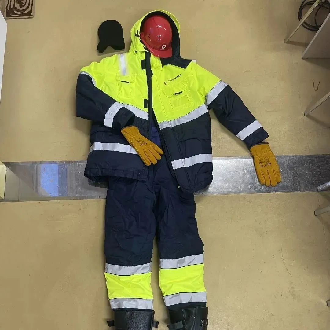 不畏寒风暖一冬~"中国建材牌"工装穿起来!