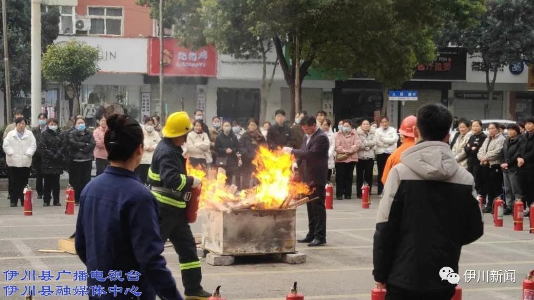 當天,城關街道邀請縣消防救援大隊專業人員,組織鄭輝商場,永輝超市