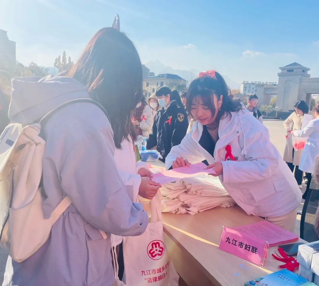 "凝聚社会力量,合力共抗艾滋"---市妇联广泛呼吁防