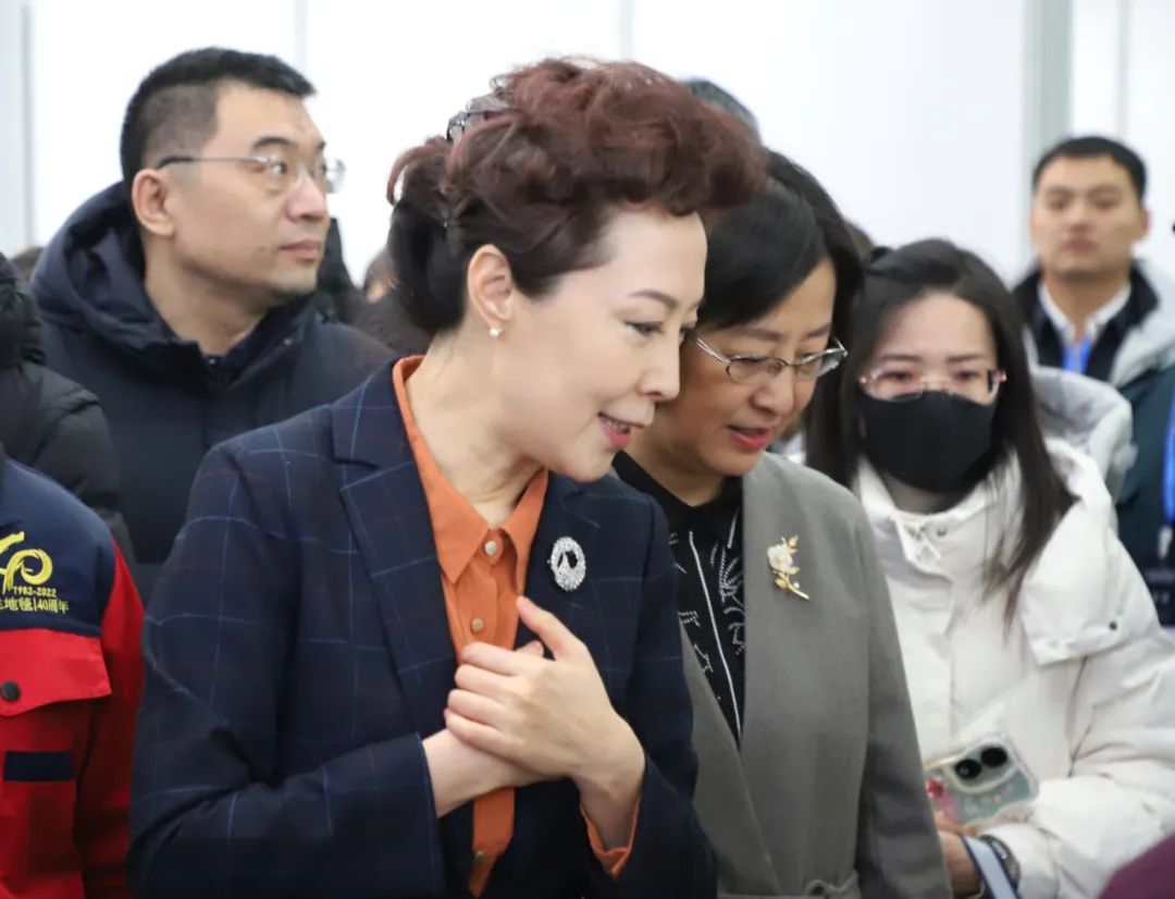 常委,宣传部部长,统战部部长赵胜龙介绍赋有创意设计的文化旅游纪念品