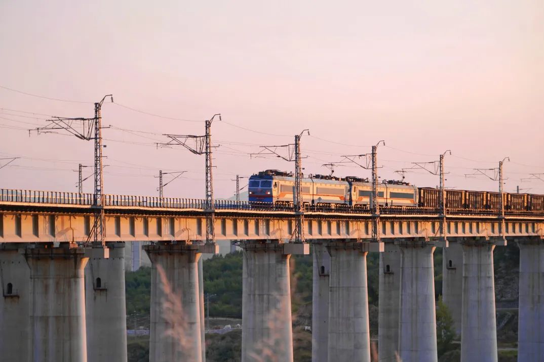 圖為滿載保供煤炭的萬噸列車行駛在新朔鐵路準池線上.