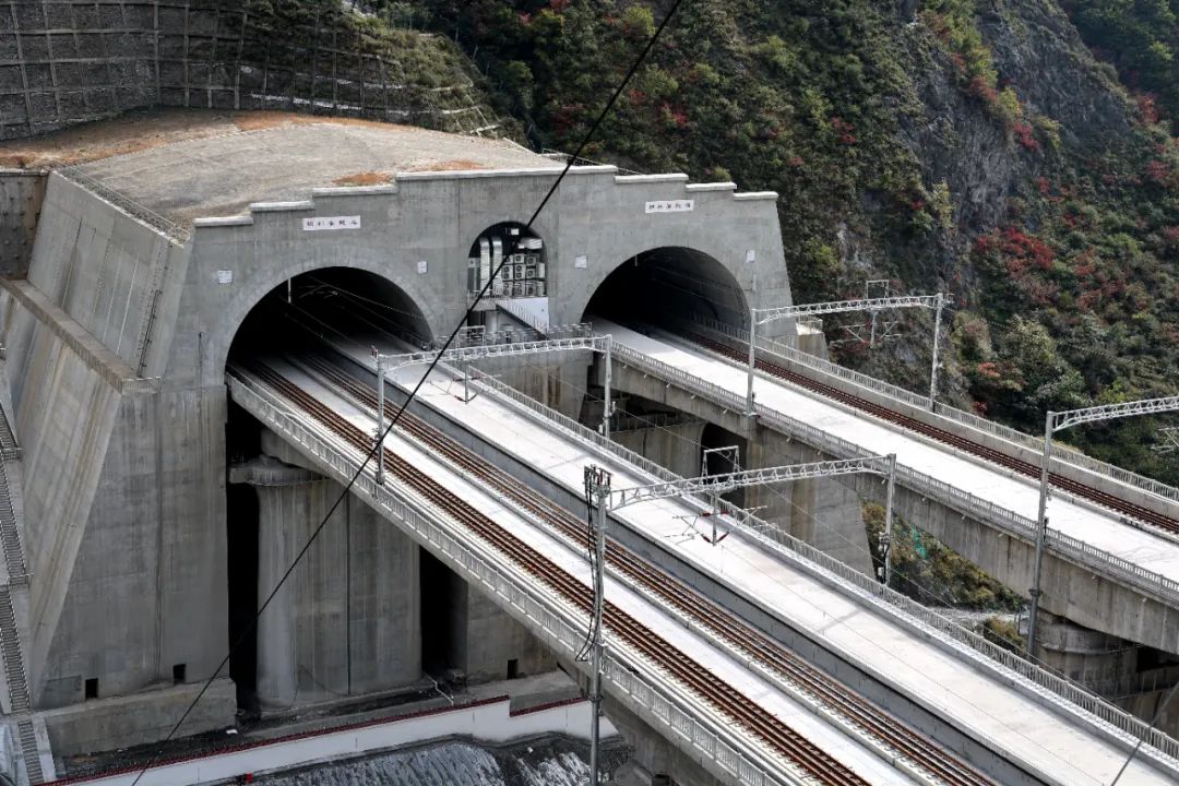川青铁路榴桐寨隧道▼@青尧几乎全程在隧道穿行隧道线路占95.