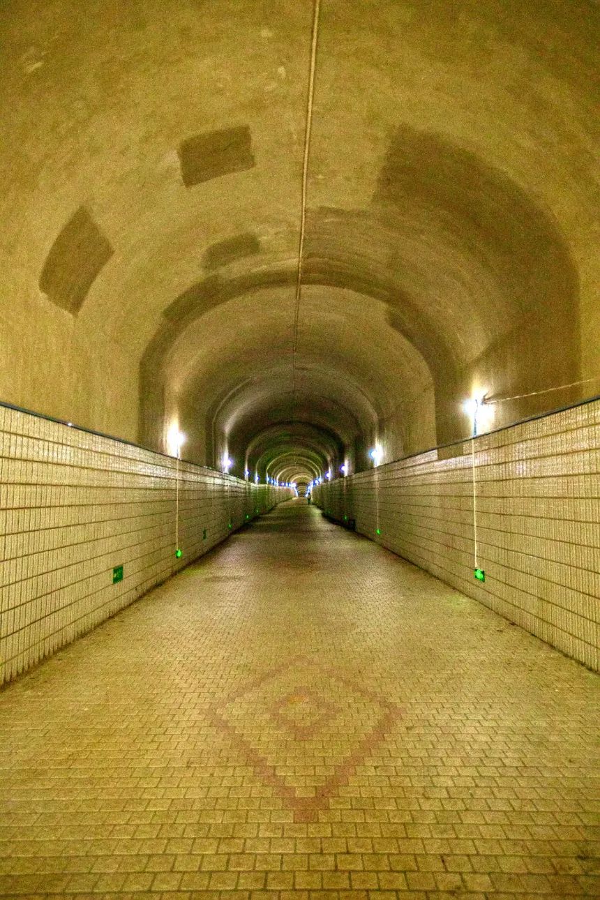 珞珈山人防隧道步入其中仿佛穿越到了另一个世界古老的设施和充满岁月