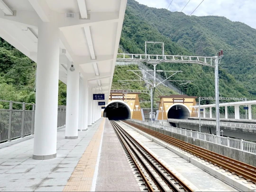 川青铁路高川站一头连向跃龙门隧道▼@胡志强跃龙门隧道全线贯通