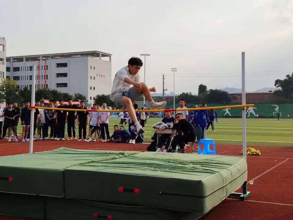 两纲看台丨宜宾市八中举办首届"博雅体育节"_澎湃号·政务_澎湃新闻