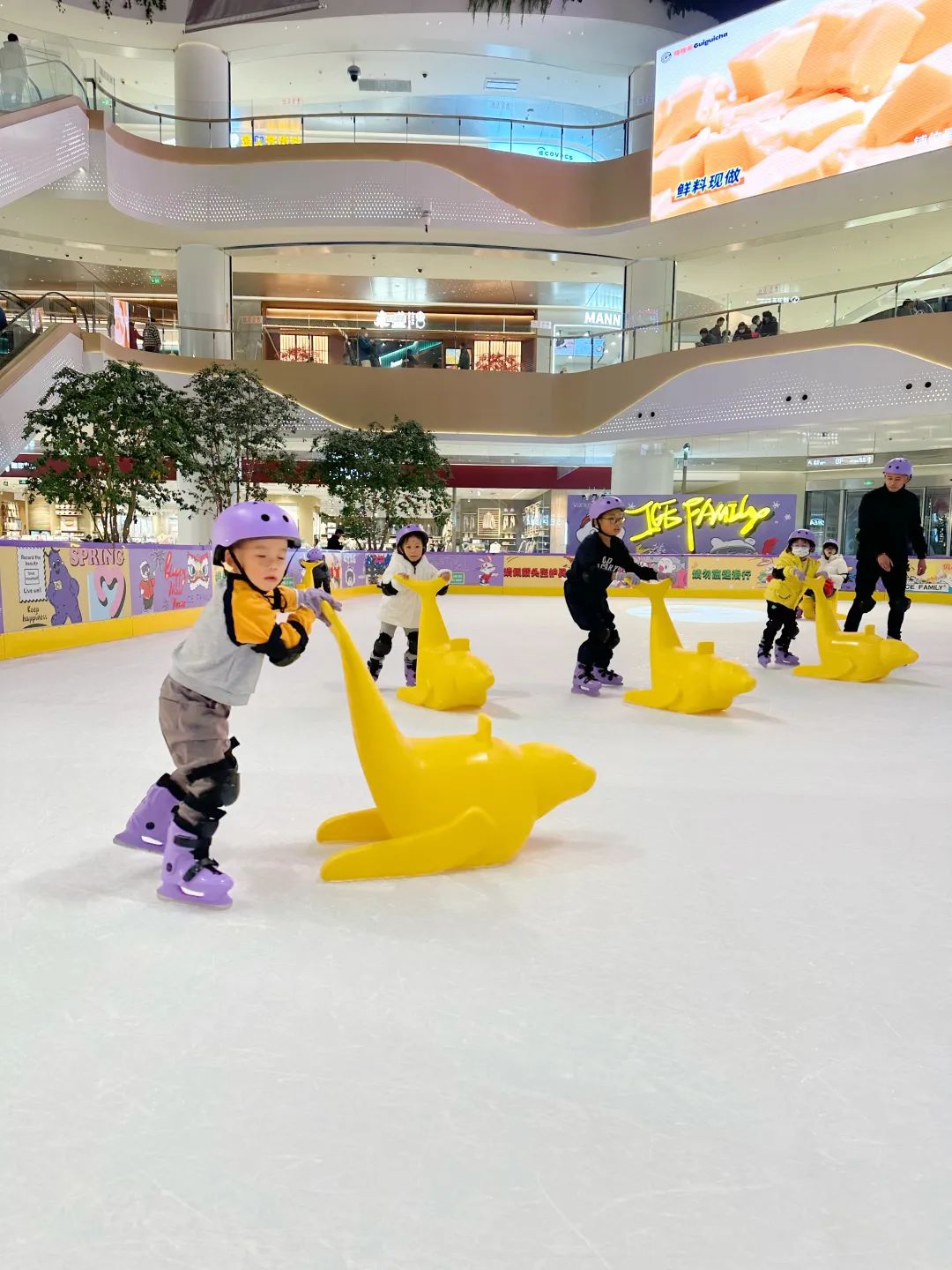 滑冰啦~魔都潮酷真冰冰场ice family来青浦啦_澎湃号·政务_澎湃新闻