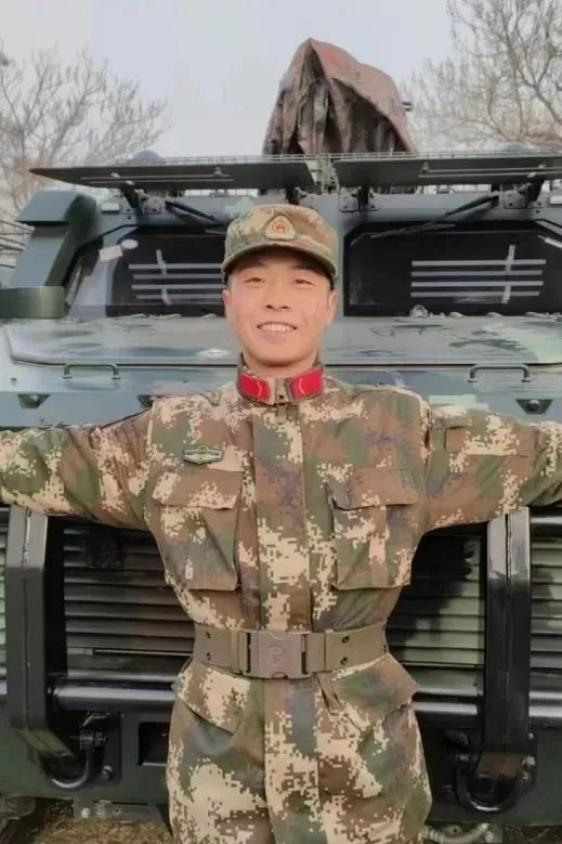 黄耀富曾服役于武警北京总队某支队2022年他脱下军装选择继续完成学业