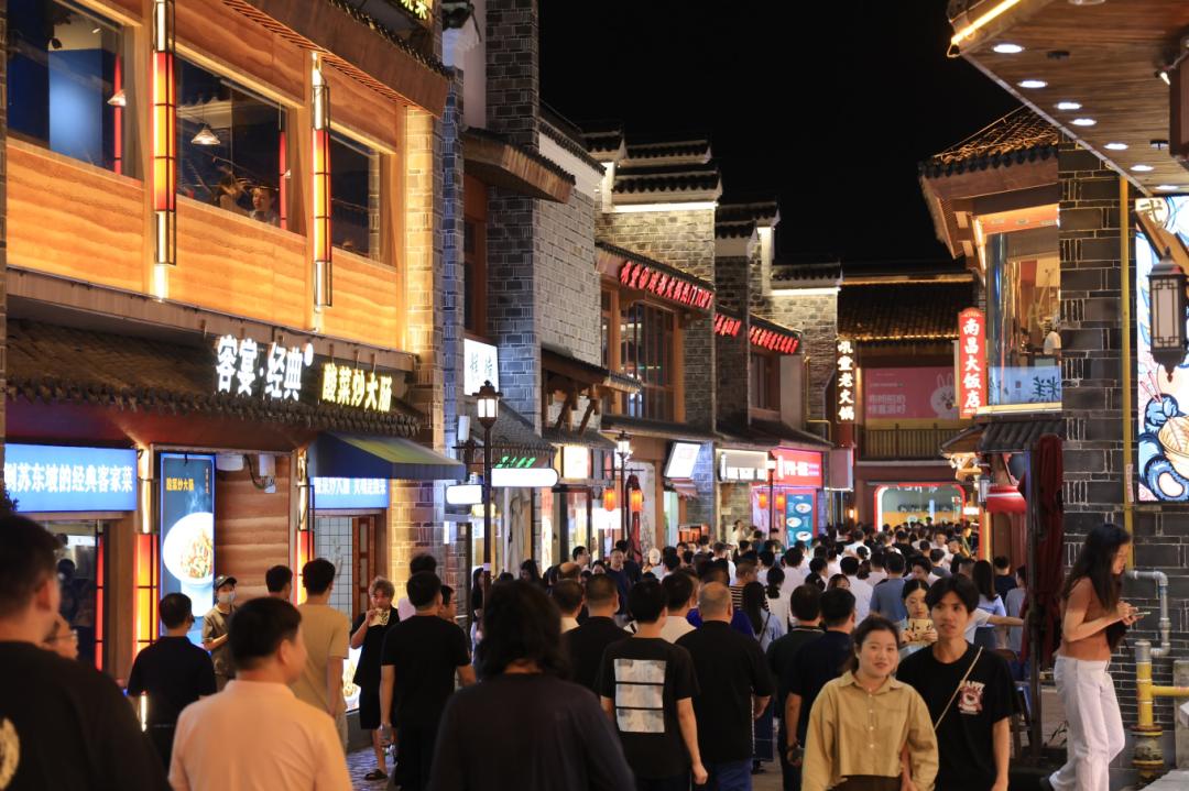 万寿宫是南昌文化的底蕴,全新打造后的万寿宫历史文化街区将民俗文化