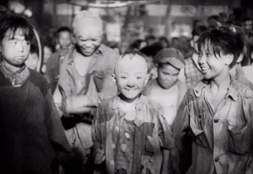 电影《三毛流浪记》的场景,多半是在实地现场拍摄的