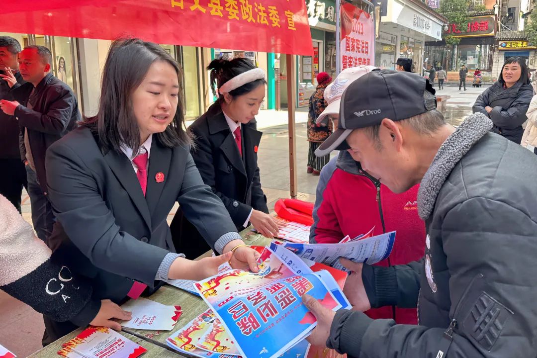 12月5日,正值古丈縣城趕集日,古丈縣人民法院利用集市人流量大,受眾面