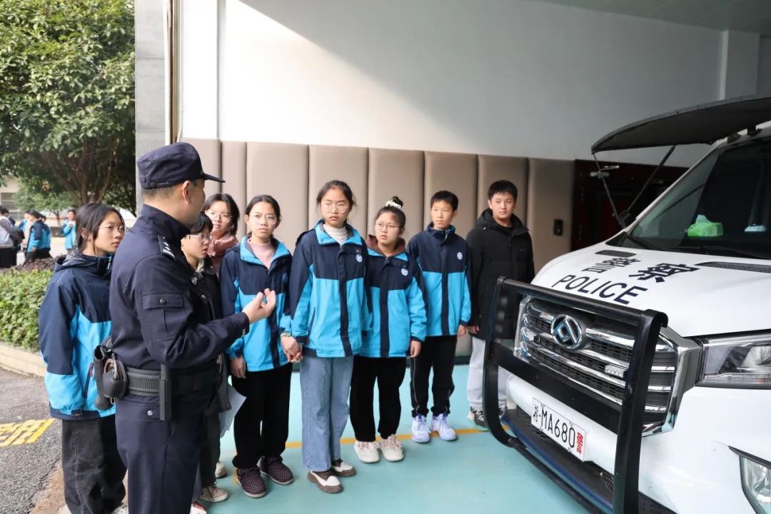 下午,蓝山县人民法院组织开展"法院开放日"活动,县辅仁中学100余名