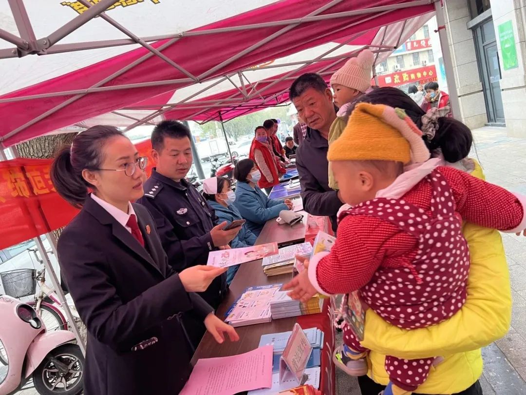 岱山法院岱山法院法治副校长走进岱山中学开展宣讲活动,围绕"宪法是