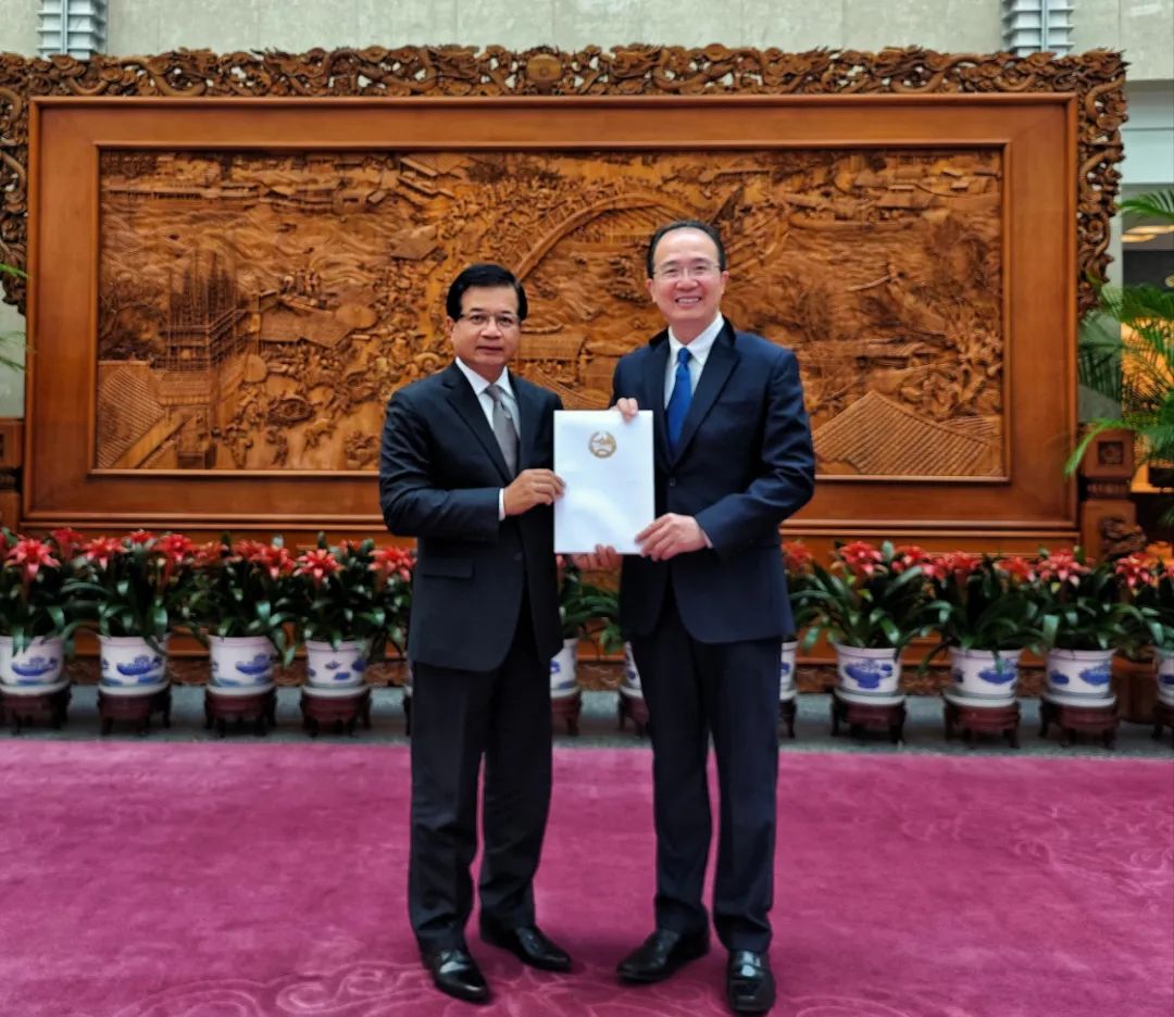 外交部礼宾司司长洪磊接受老挝新任驻华大使宋蓬递交国书副本