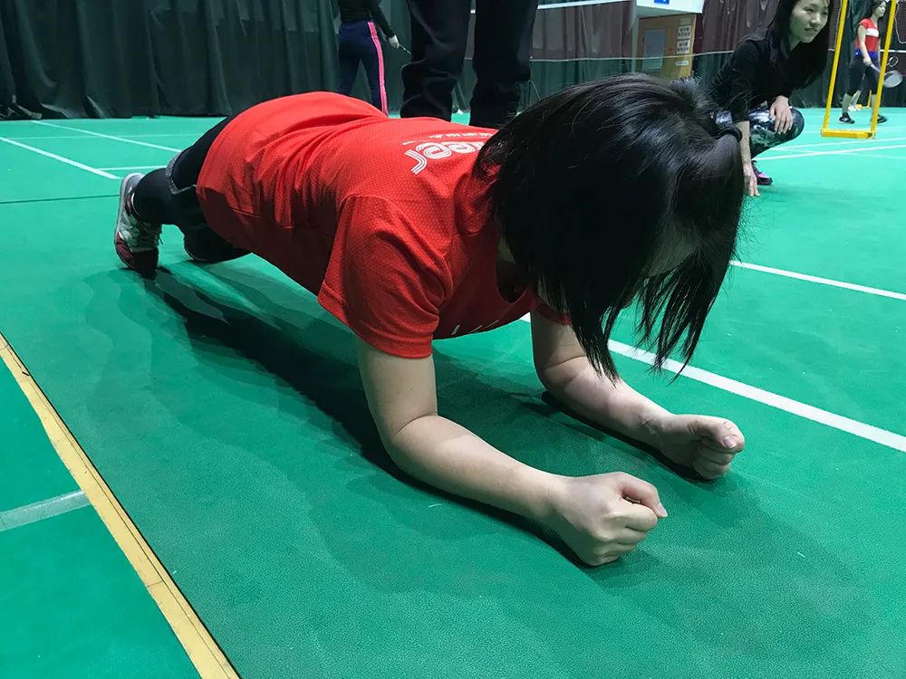 每次训练可以完成5组以上,就可以考虑完全平板支撑