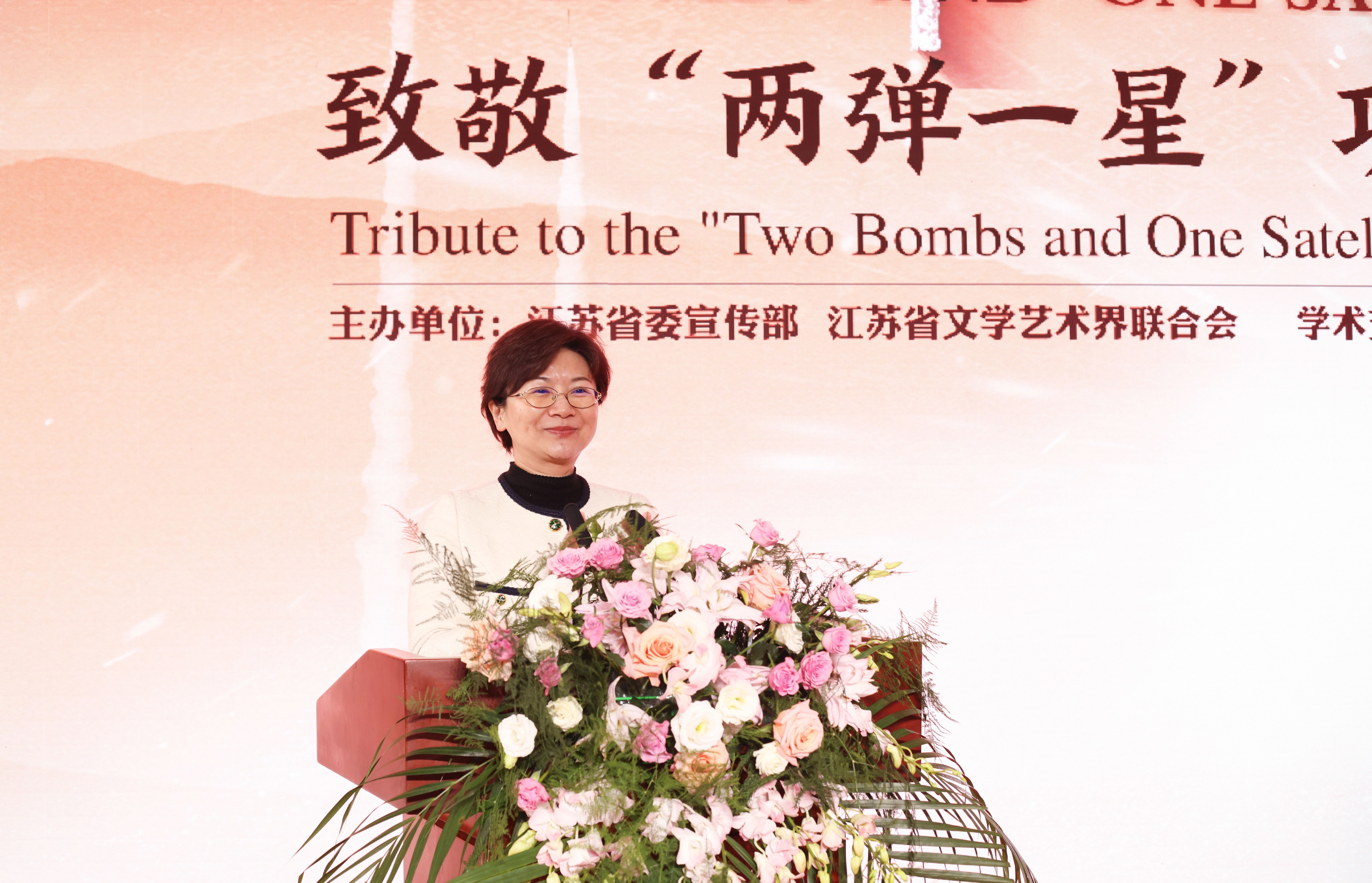 他表示,江苏雕塑月是江苏人民给予江苏雕塑家们的一个特殊的月份.