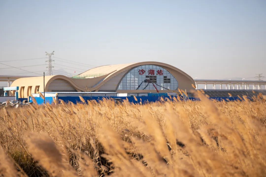 沙湖景区北起宁夏石嘴山市惠农区包银铁路惠银段正在进行