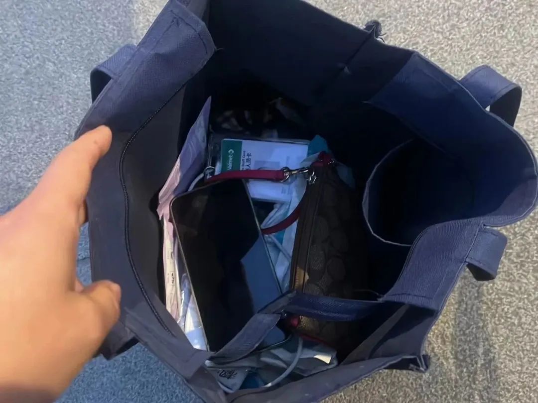 暖心！女子手提袋失而复得，多亏了他