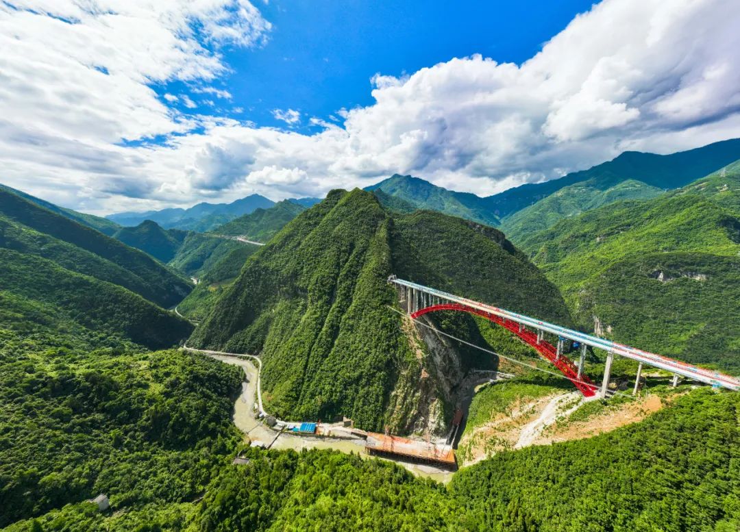 69公里,起于重庆巫溪县,止于鸡心岭隧道渝陕省界,地处秦岭山和大巴