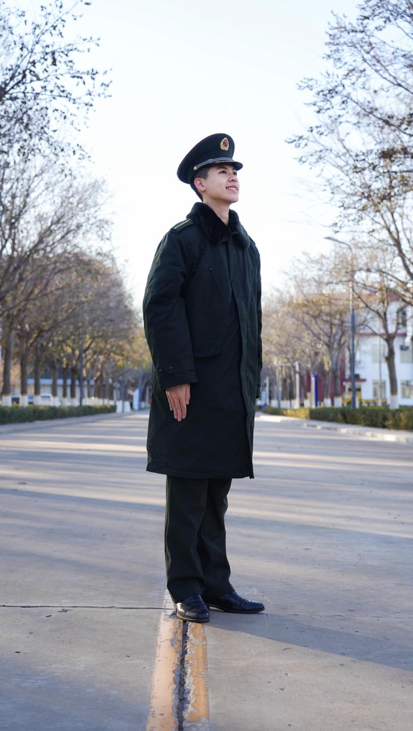 ▼武警部队21式作训大衣拆卸式羽绒背心▼帽子设计更抗风▼毛领设计